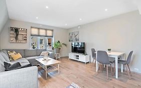 Stylish & Bright Penthouse - Office - 5 Star Location!